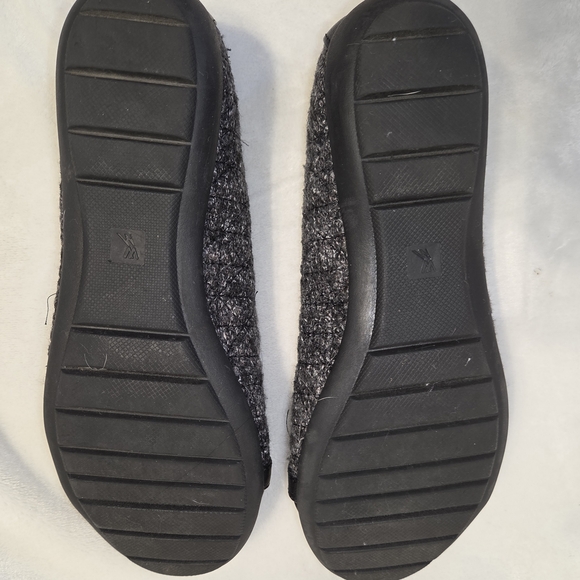 White Mountain Women's Black and Gray Flats - Picture 7 of 7